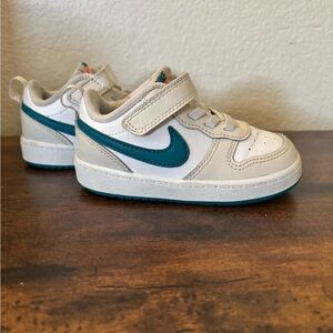 Nike Kids Sneakers in White and Teal Blue